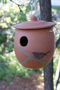 nichoir pour oiseau en terre cuite à pendre dans un arbre ou à fixer sur un piquet